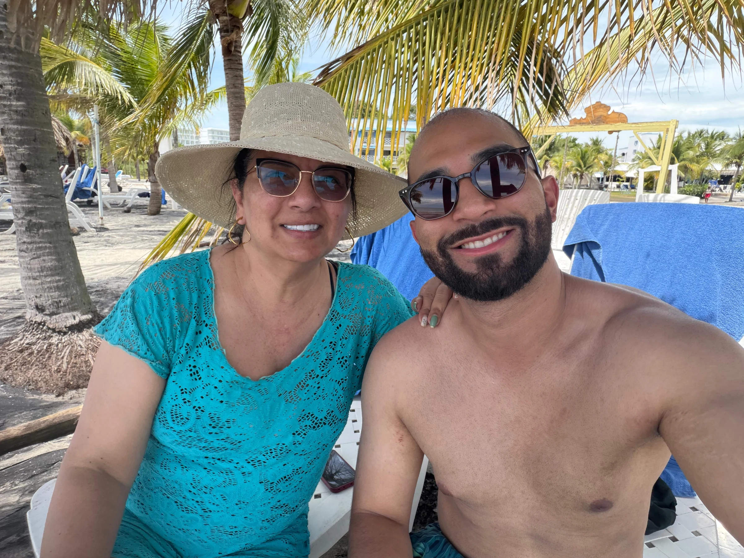 Viajeros de Viajero Calificado compartiendo un recuerdo junto al mar