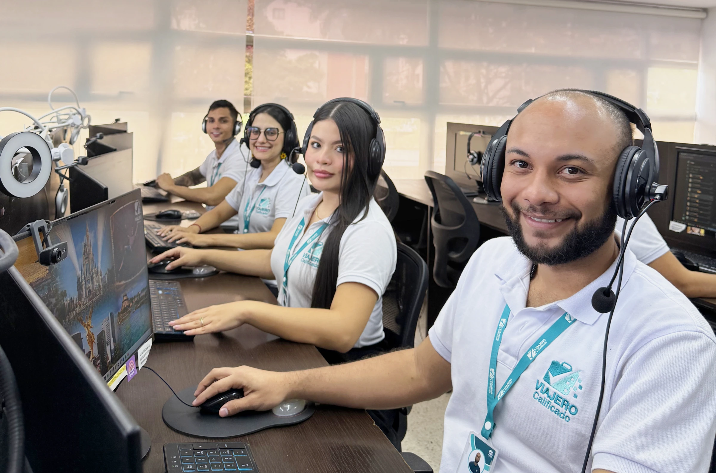 Equipo de Viajero Calificado trabajando en asesorías