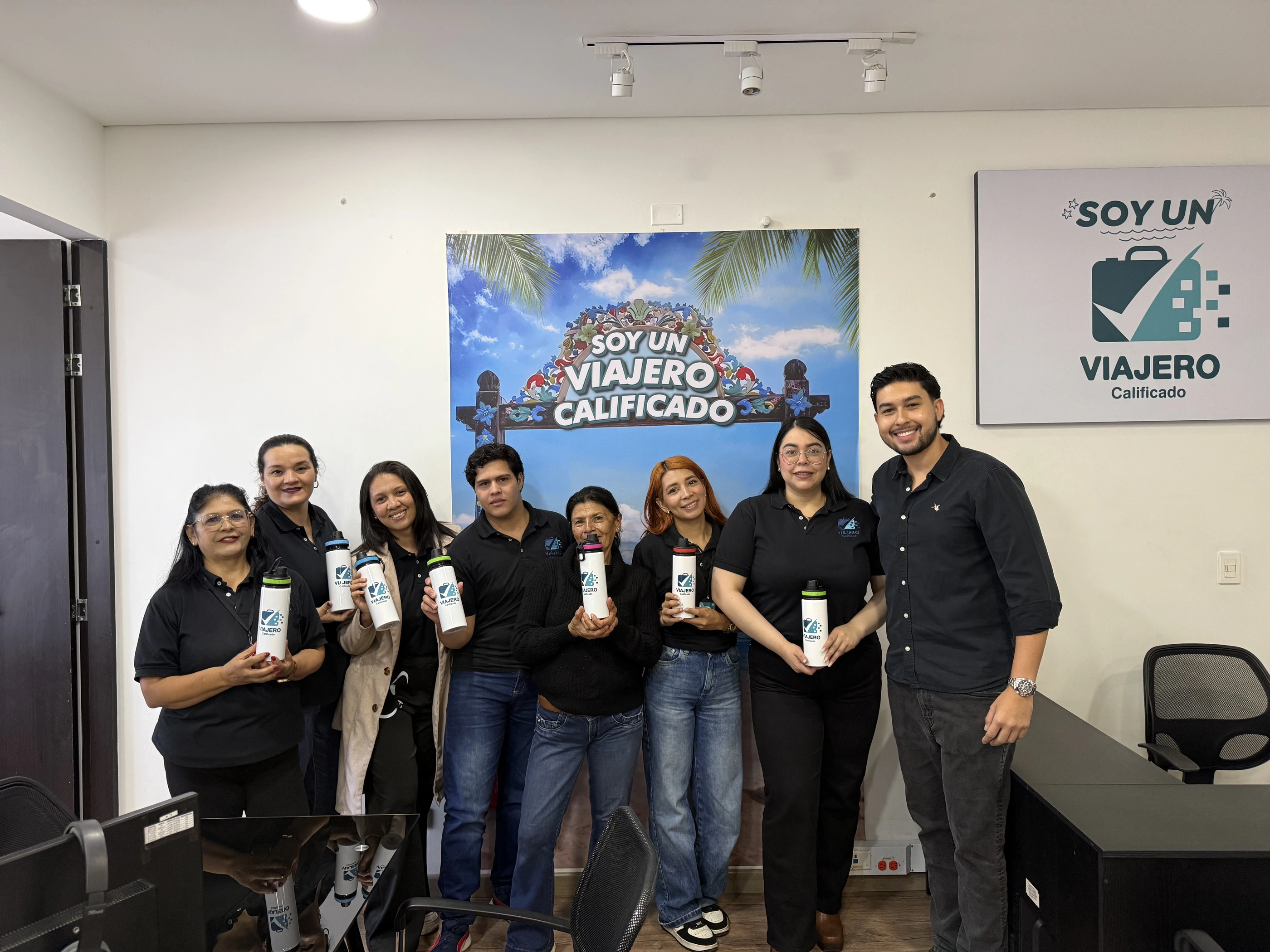 Equipo actual de Viajero Calificado en Bogotá con sus termos